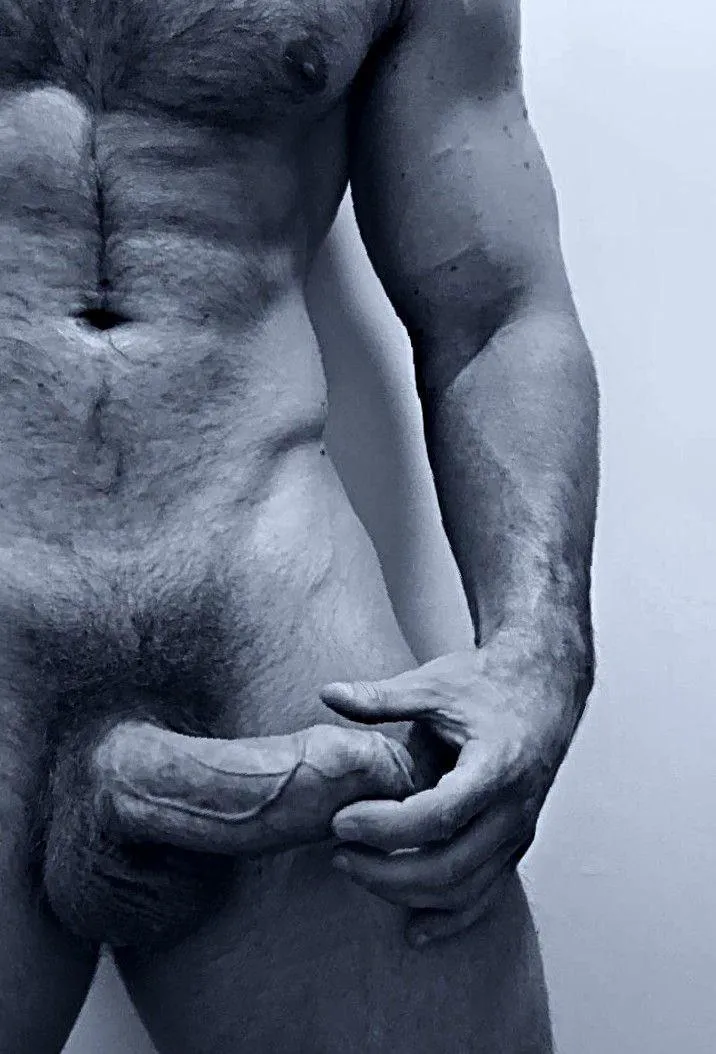 [41] horny after gym. Who likes a thick dad?