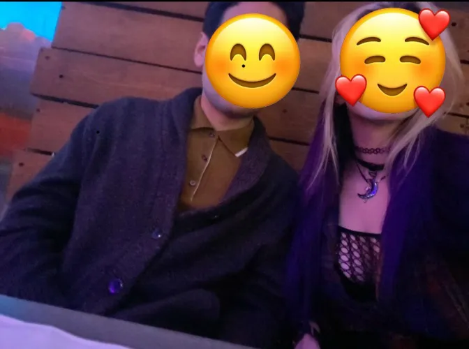 Hey there! Young couple here,  new to the game. Looking to chat with other couples 