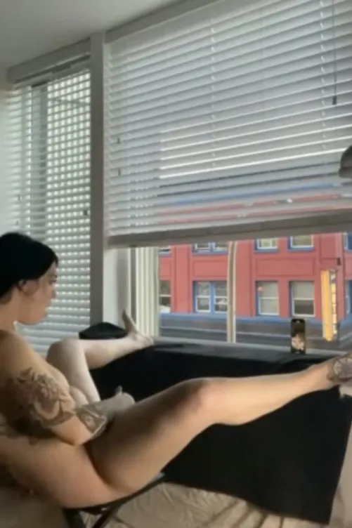 Naked hottie works her pussy for the neighbours and films it 