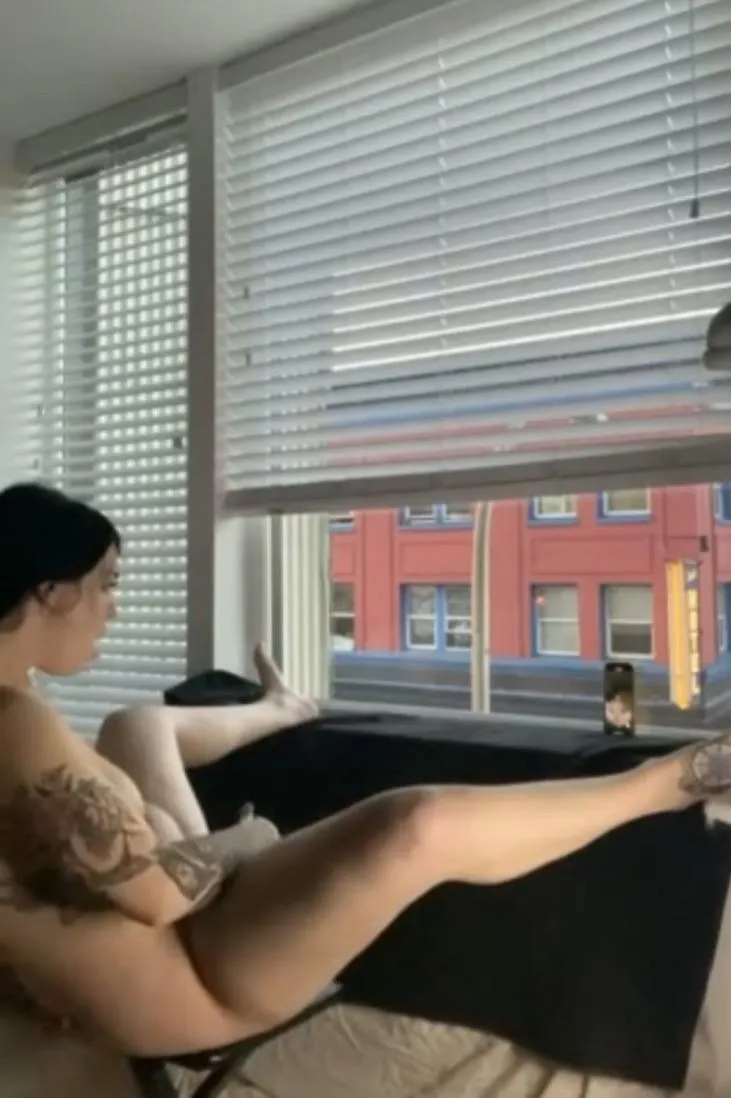 Naked hottie works her pussy for the neighbours and films it 