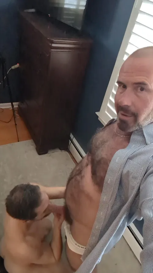 Who else likes to suck a hairy daddy?