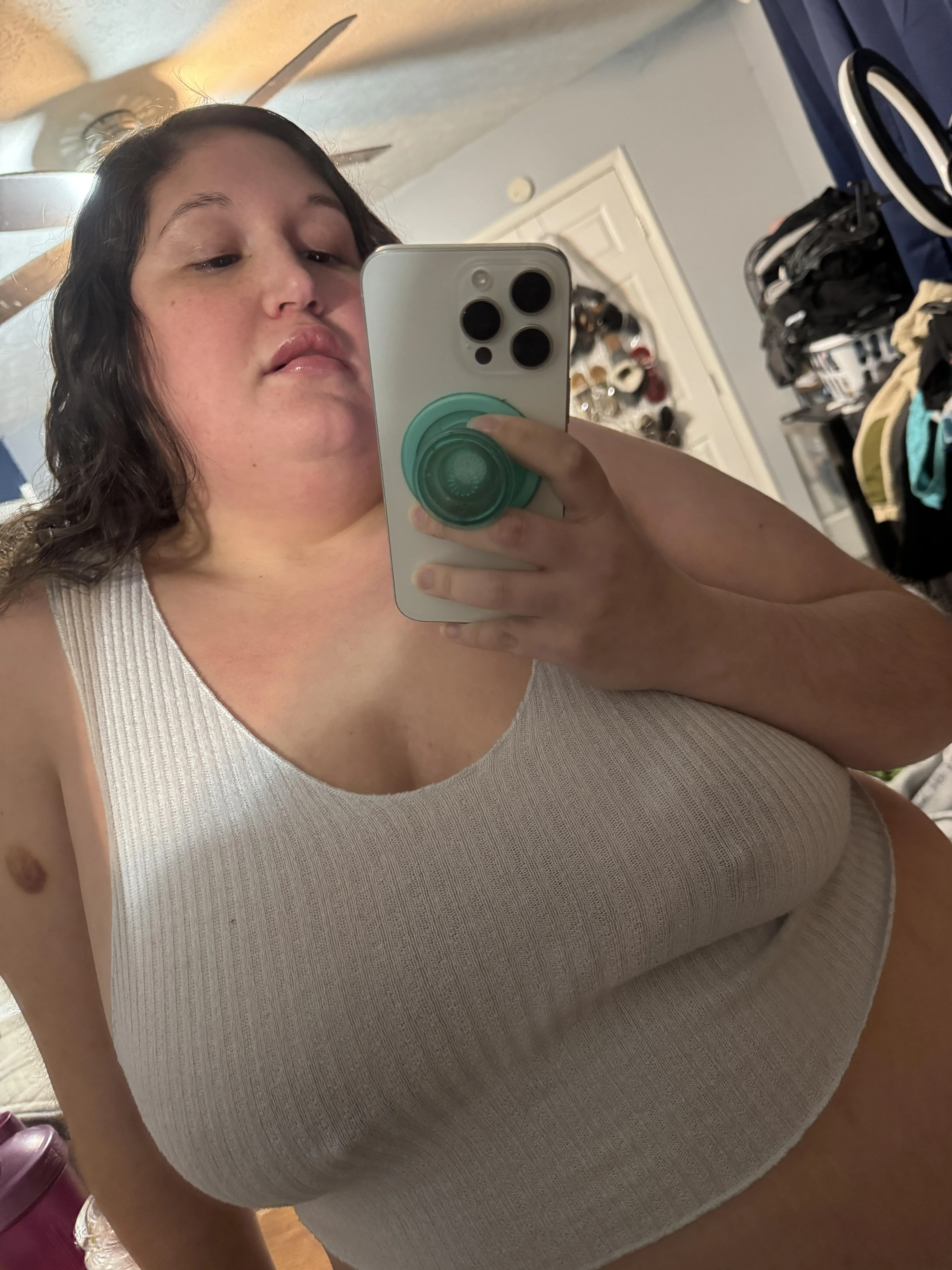 I spy some hard MILF nips ;)