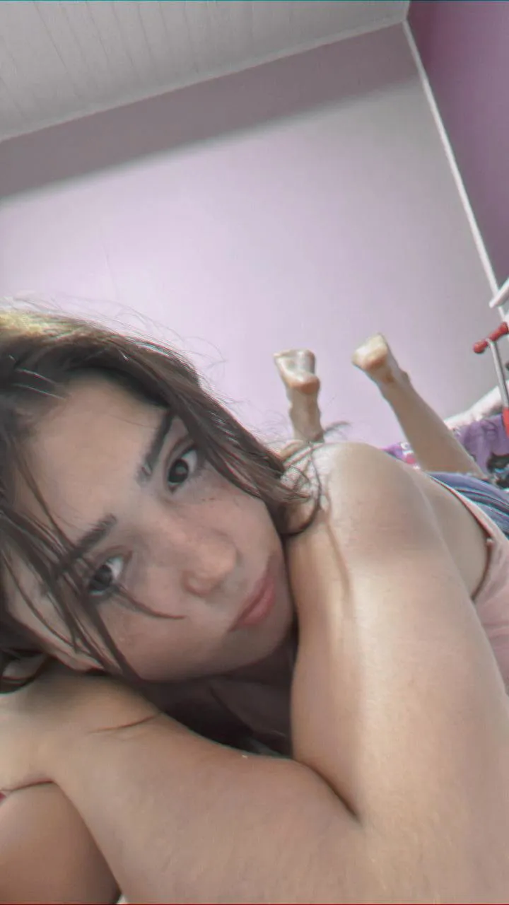 18F I get bullied in school because of my freckled face and boy like flat body, can older men maybe honestly rate me?