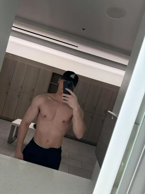 24 [M4F] Any women looking for a less experienced guy? Can verify/can host. Downtown Dallas