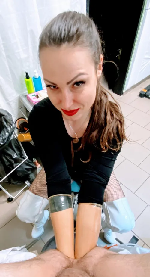 Fridays are for Fisting! Are u next?