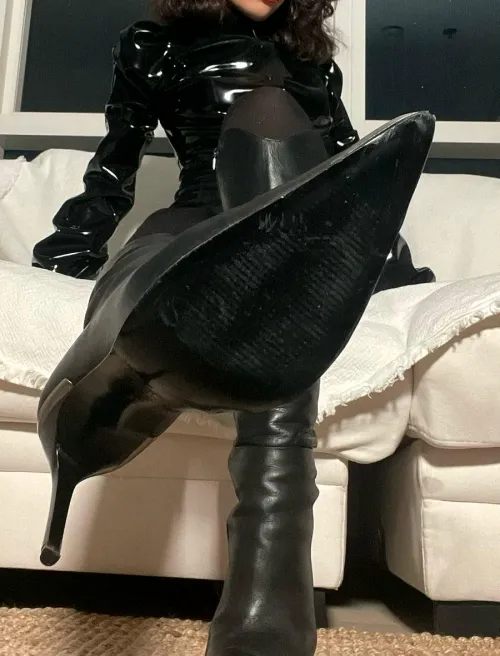 I am your queen and you must clean my leather boots