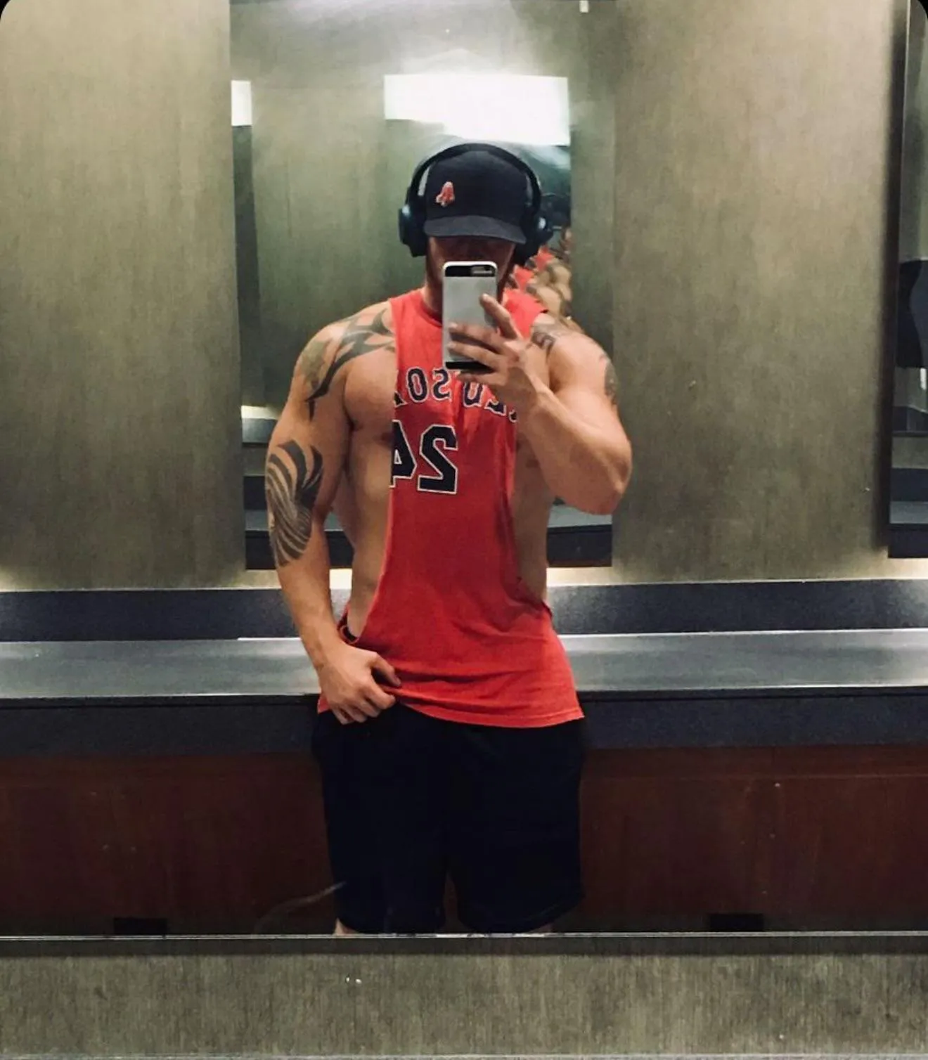 Looking for a female or a couple that wants to have some fun tonight