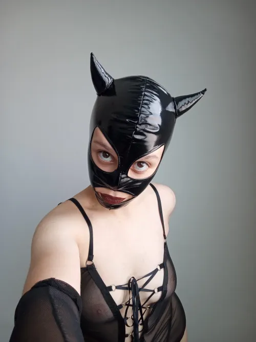 Tell me what you feel when I look you in the eyes.