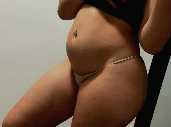 would you jerk off to pictures of my belly hanging with lube? To the first 100 curious to comment YES I will share a little gift to the DM