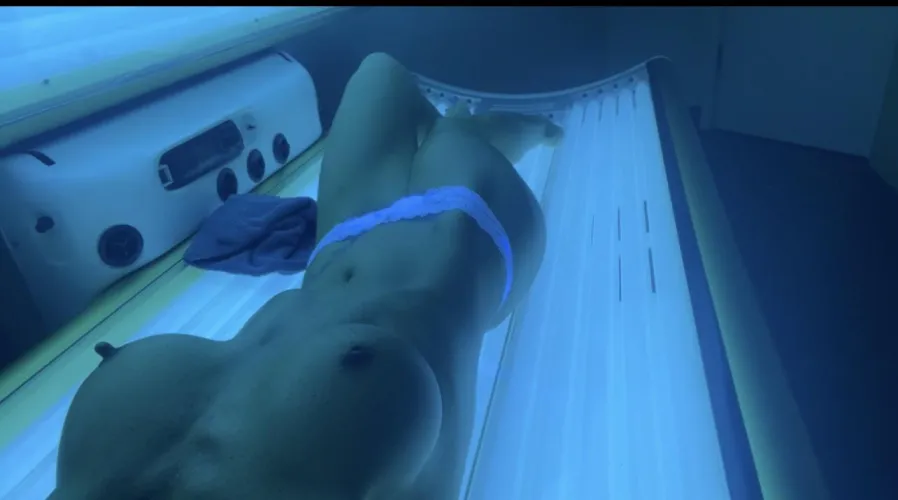 I like to play with myself while in the tanning bed . #tanningselfie #implants