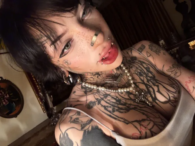 I'm a goth girl trapped in a world full of ppl scared of me