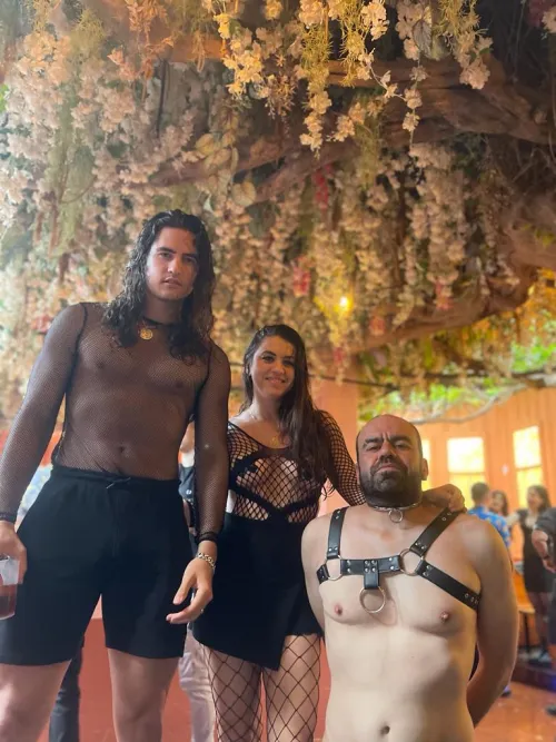 Cornudo feliz y de rodillas en una fiesta kinky