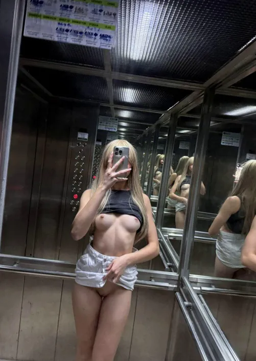 Don't be shy, i love it when men peek