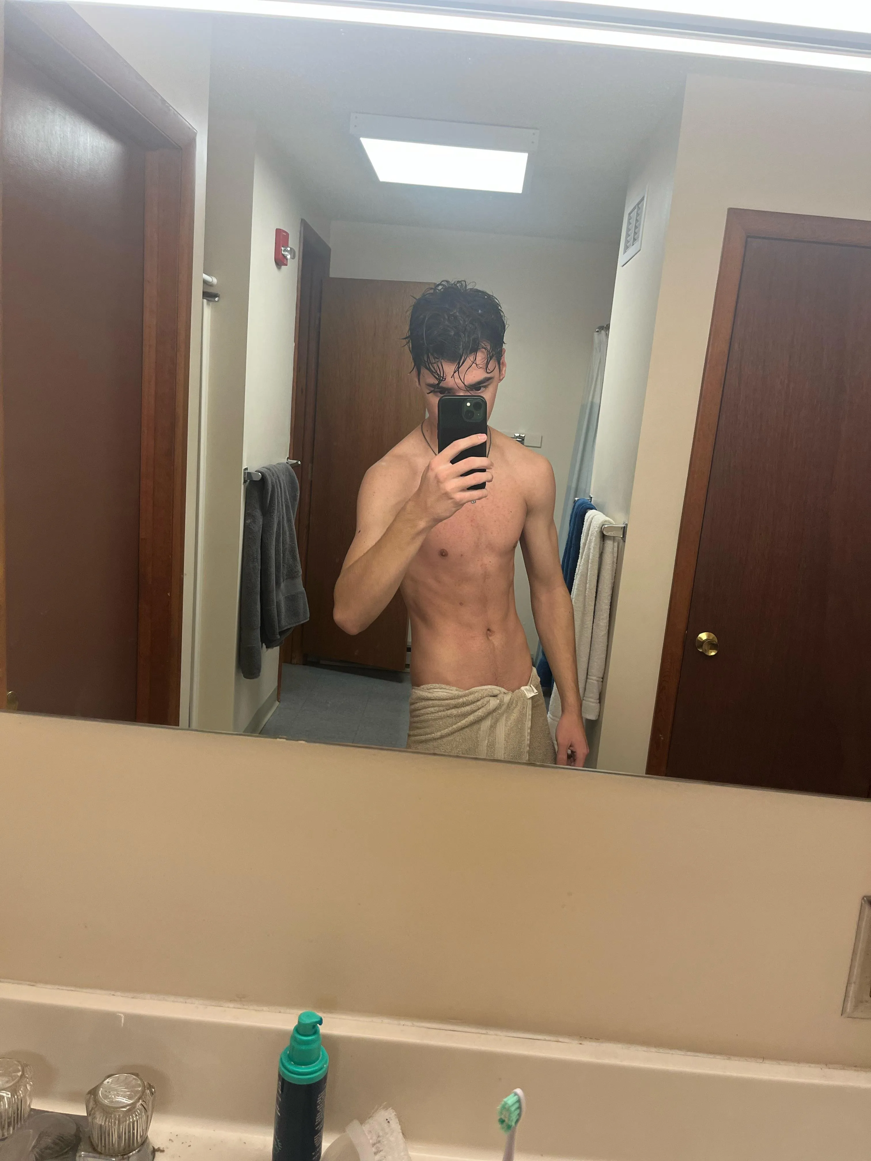 [19] Anyone got any tips to get my V line more prominent?