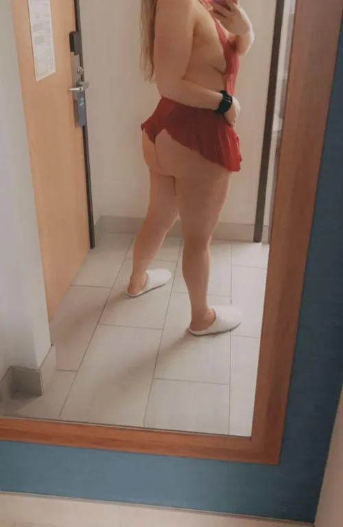 35 hotwife we're looking to meet up with someone send us some full pictures of you not just D-pics