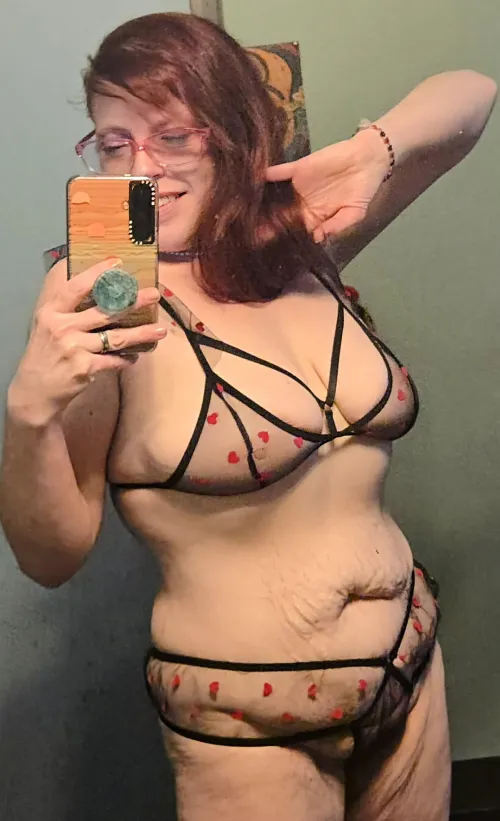 Chubby Betty Page pose!