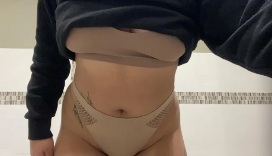 (SELLING) used panties and socks . Fetish friendly! LATINA, i gym daily , custom pics and vids . Discreet shipping and vacuum seal