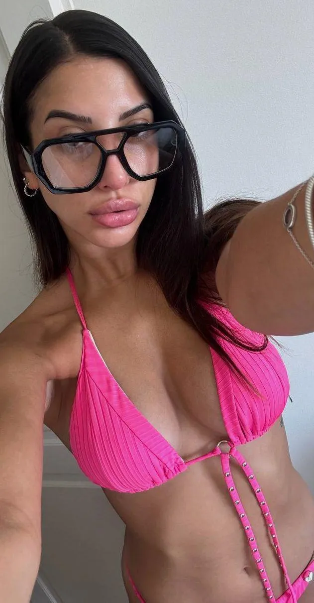 U can either slap these lips with your cock or the ones in my bikini, what are you choosing