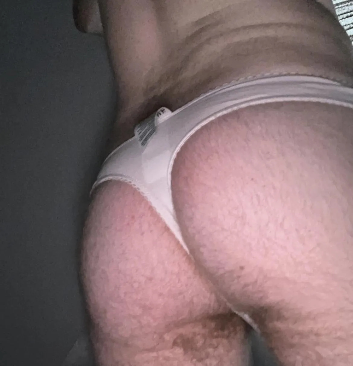 Horny bottom looking to chat with horny tops