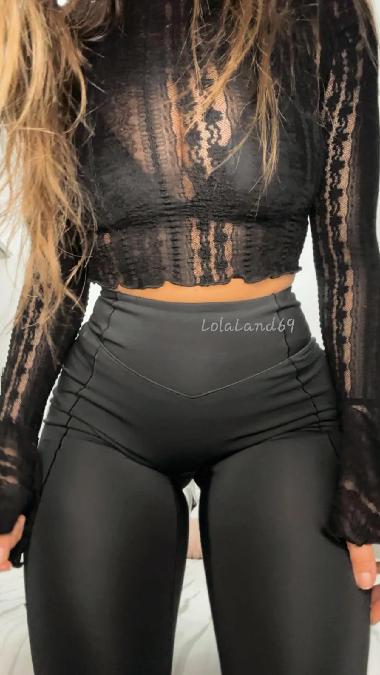 Shiny leggings are always a sexy choice