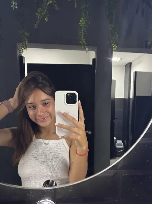 (F18) Get called cute a lot but am I hot?