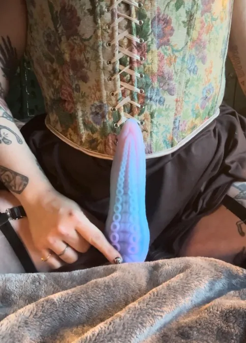 I got so creamy when the leviathan ran its suckers across my gspot