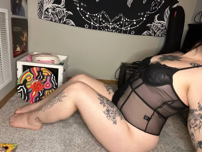 I'm doing vid chats and more tonight buyers hmu