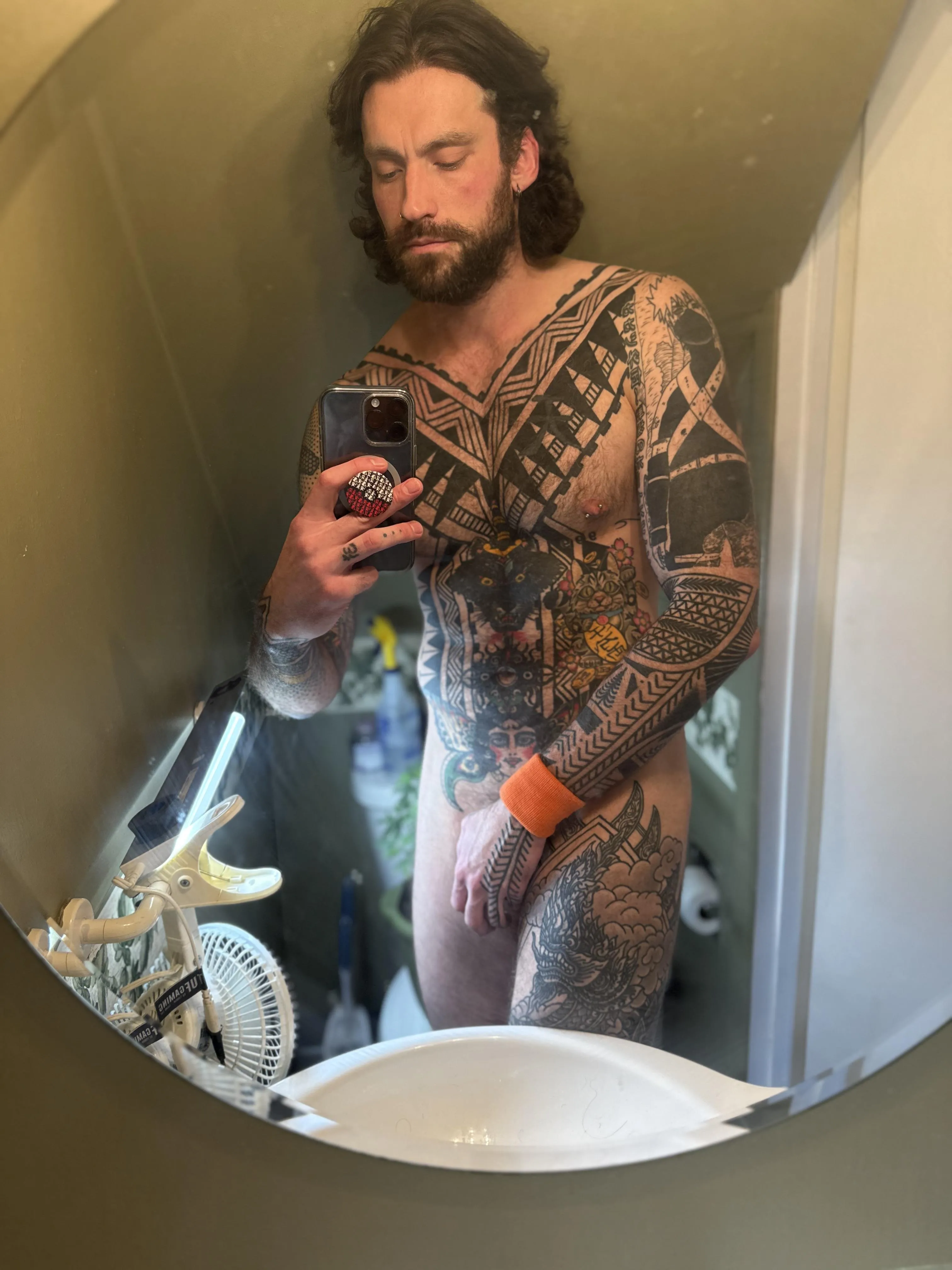 Looking for subs to tribute my 6’8” 230 lb body and size 14 feet