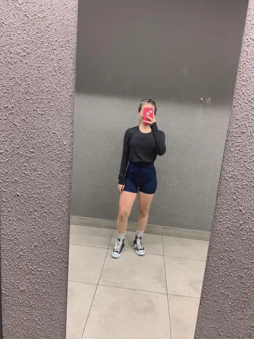 Japanese girl in black chuck at gym