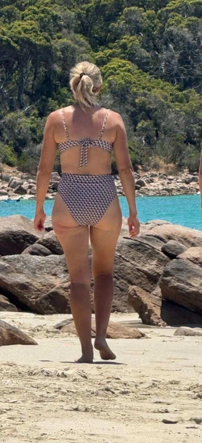 Beach days are best (f)