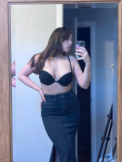 I love the combination of the bra and this skirt