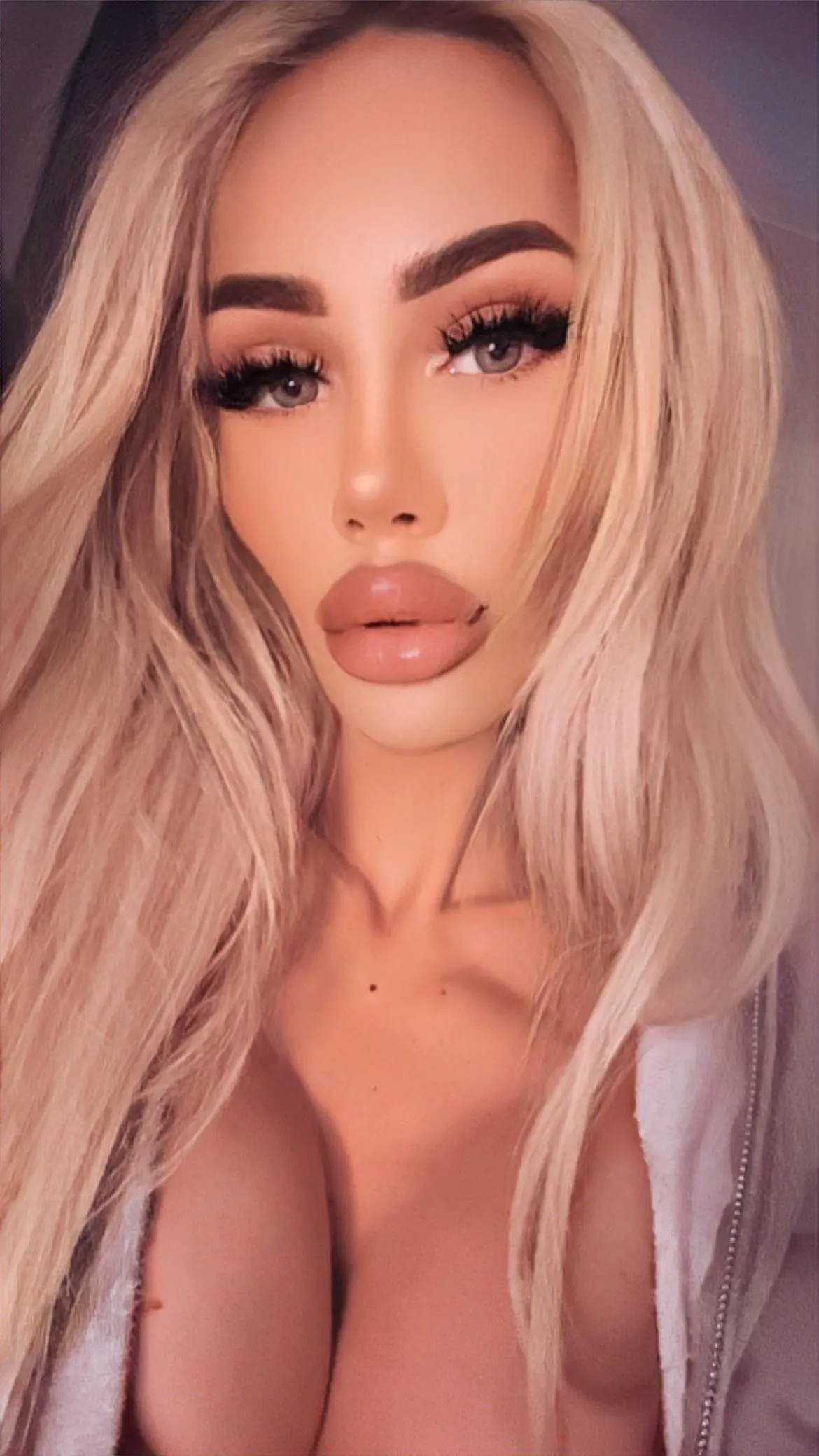 a kiss from this blonde bombshell