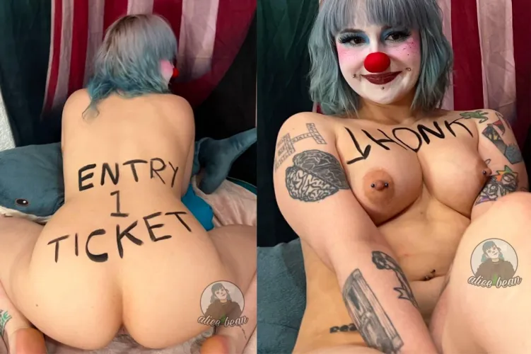 Circus slut waiting to be honked