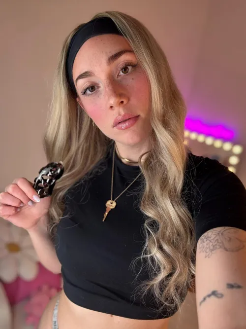 I love caging weak men