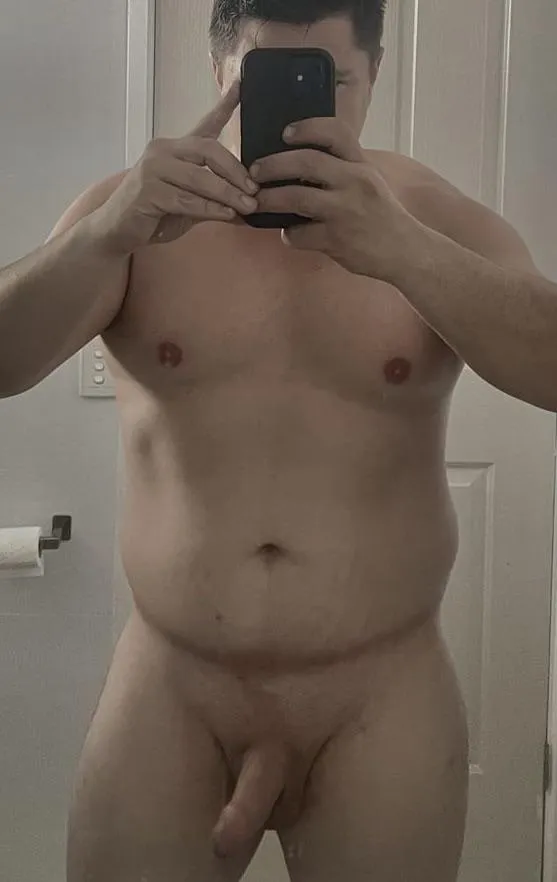 M32. 4A. Bored tonight. Need some entertainment. Who can host near Robina.