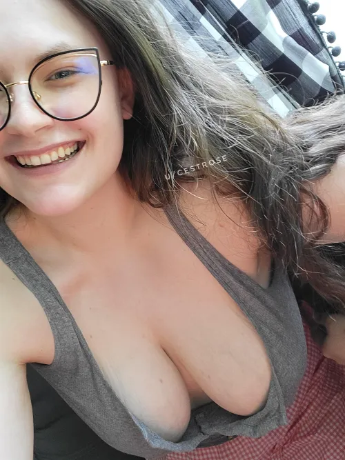 Who needs makeup when you've got great cleavage