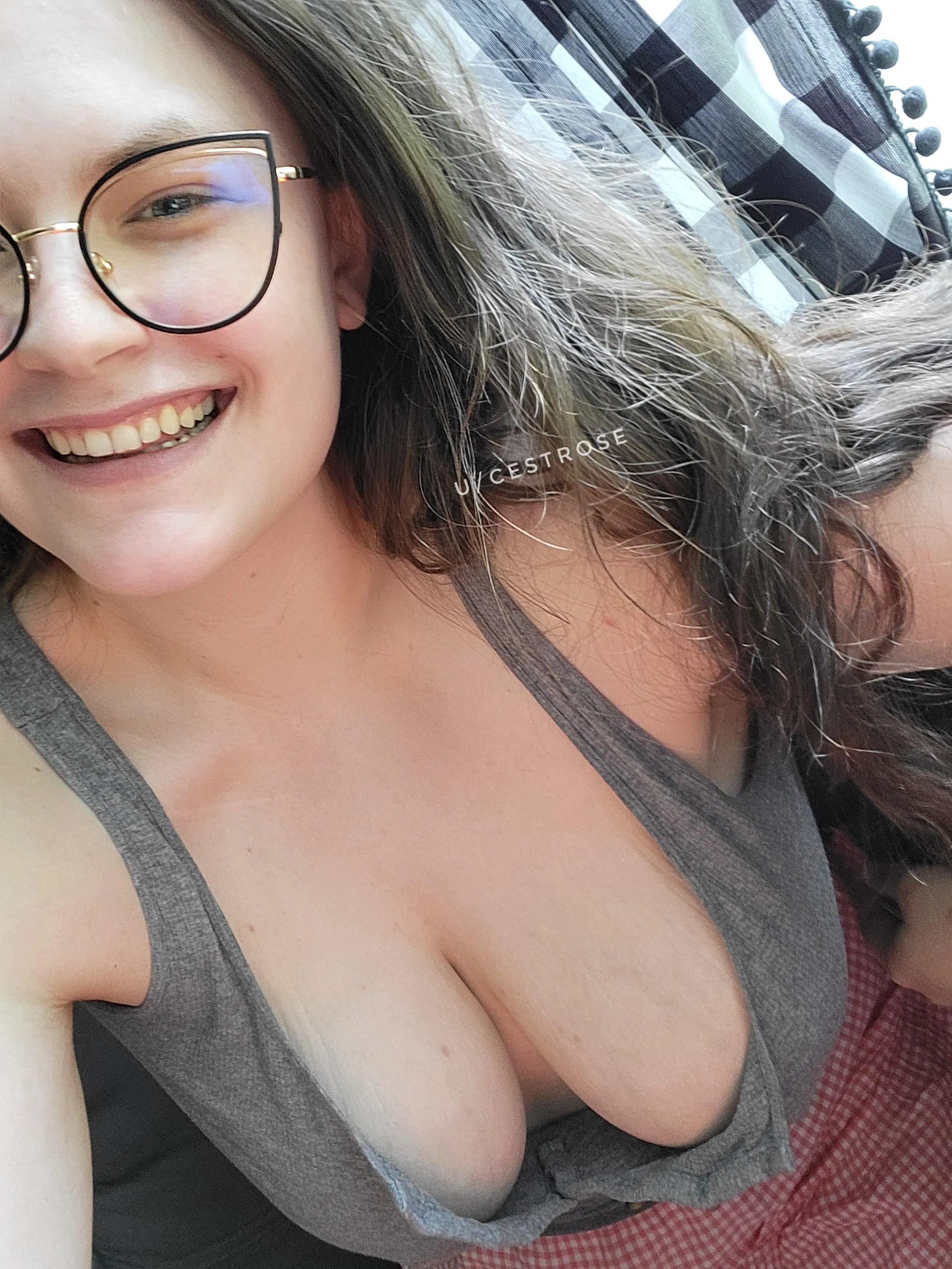 Who needs makeup when you've got great cleavage