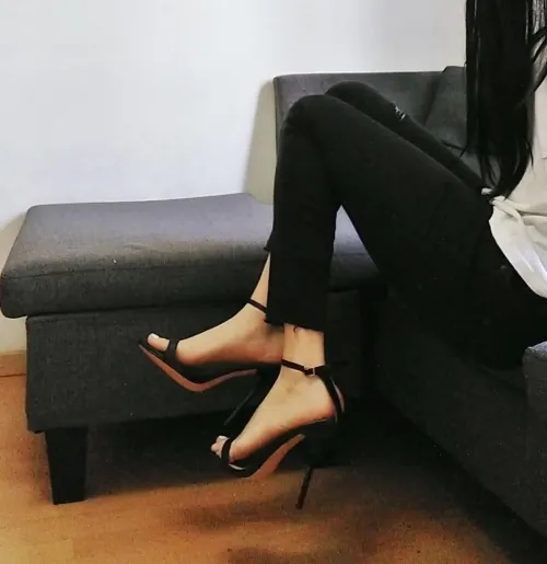 Guys with huge feet / heel fetish might enjoy when I wear this pair at work, what do you think about them ? [Oc] F 29