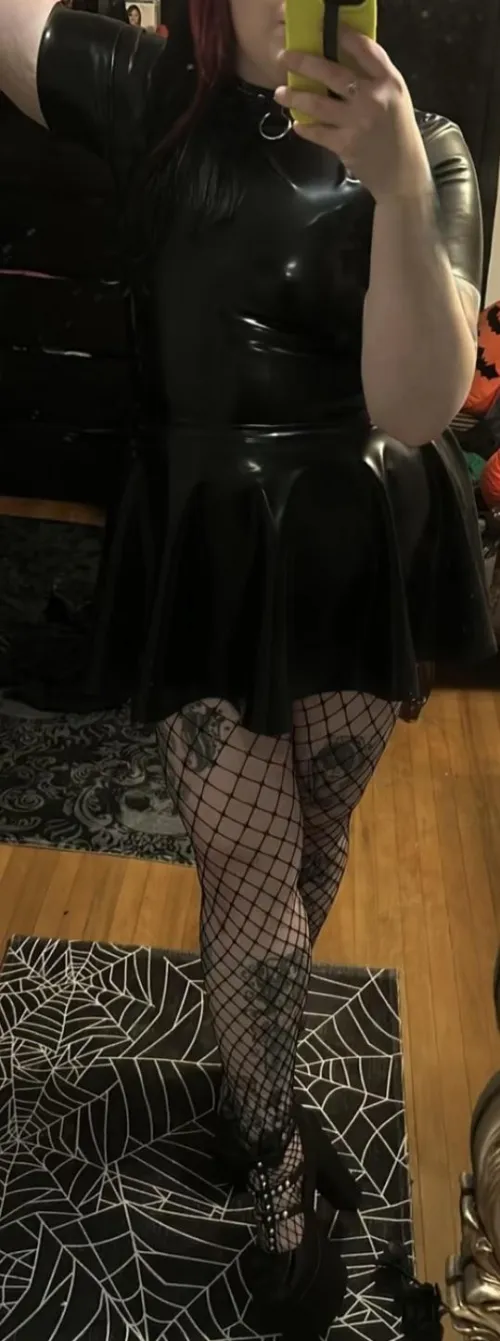 Mommy’s first latex! Absolutely love this dress. Crazy how different it looks oiled up!