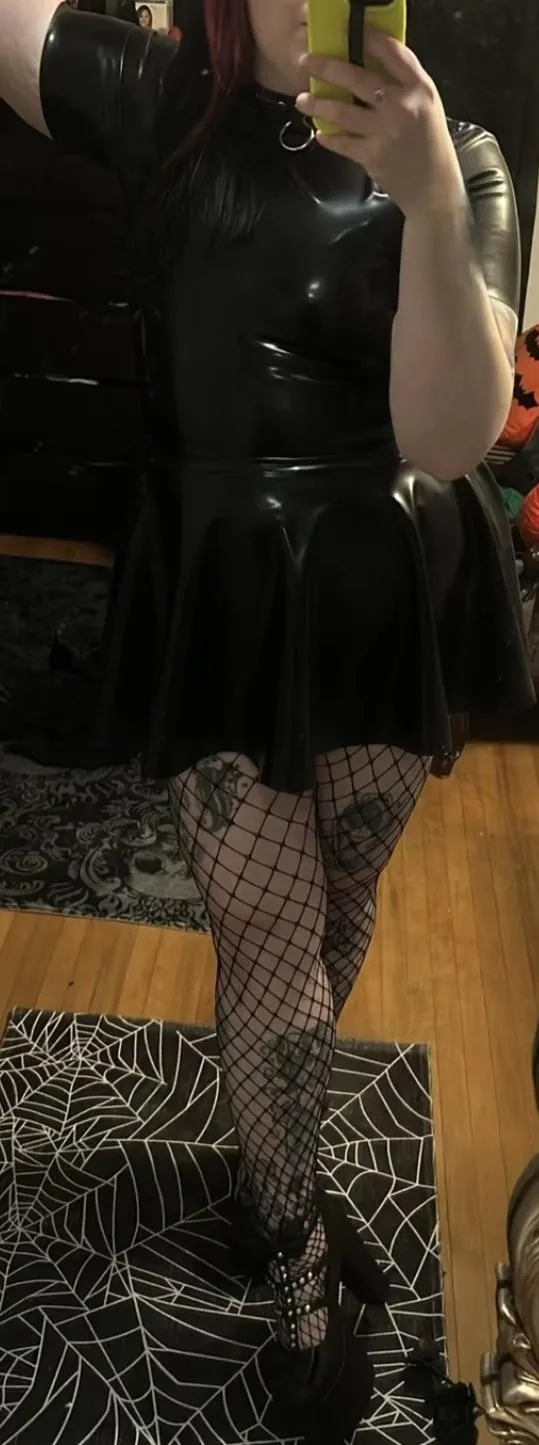Mommy’s first latex! Absolutely love this dress. Crazy how different it looks oiled up!