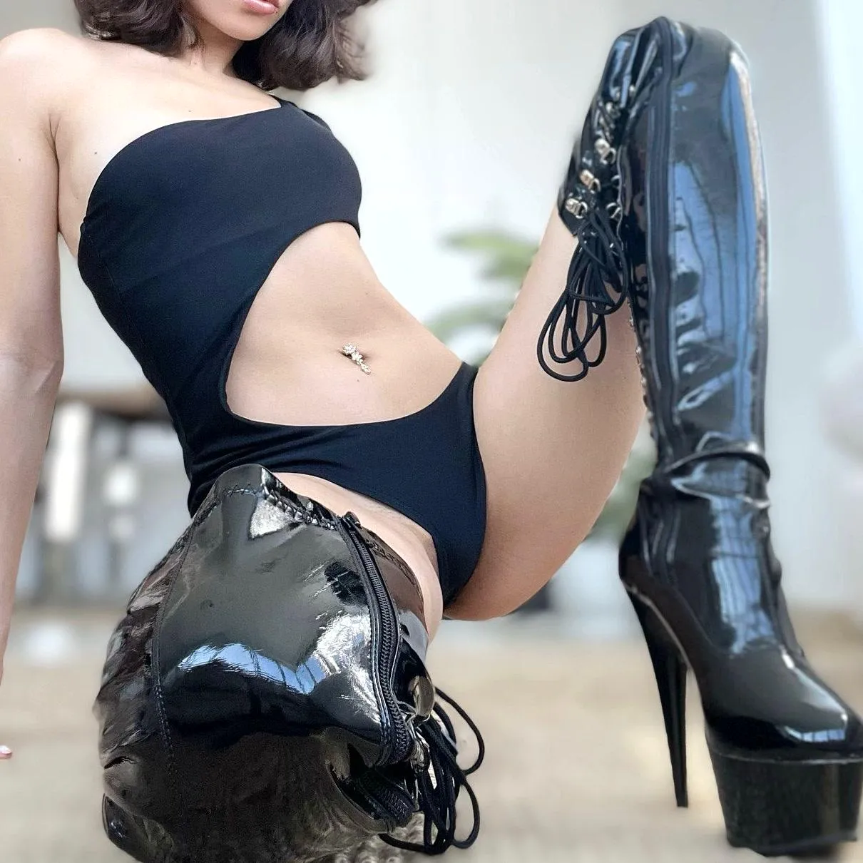 The queen always wears her boots [F]