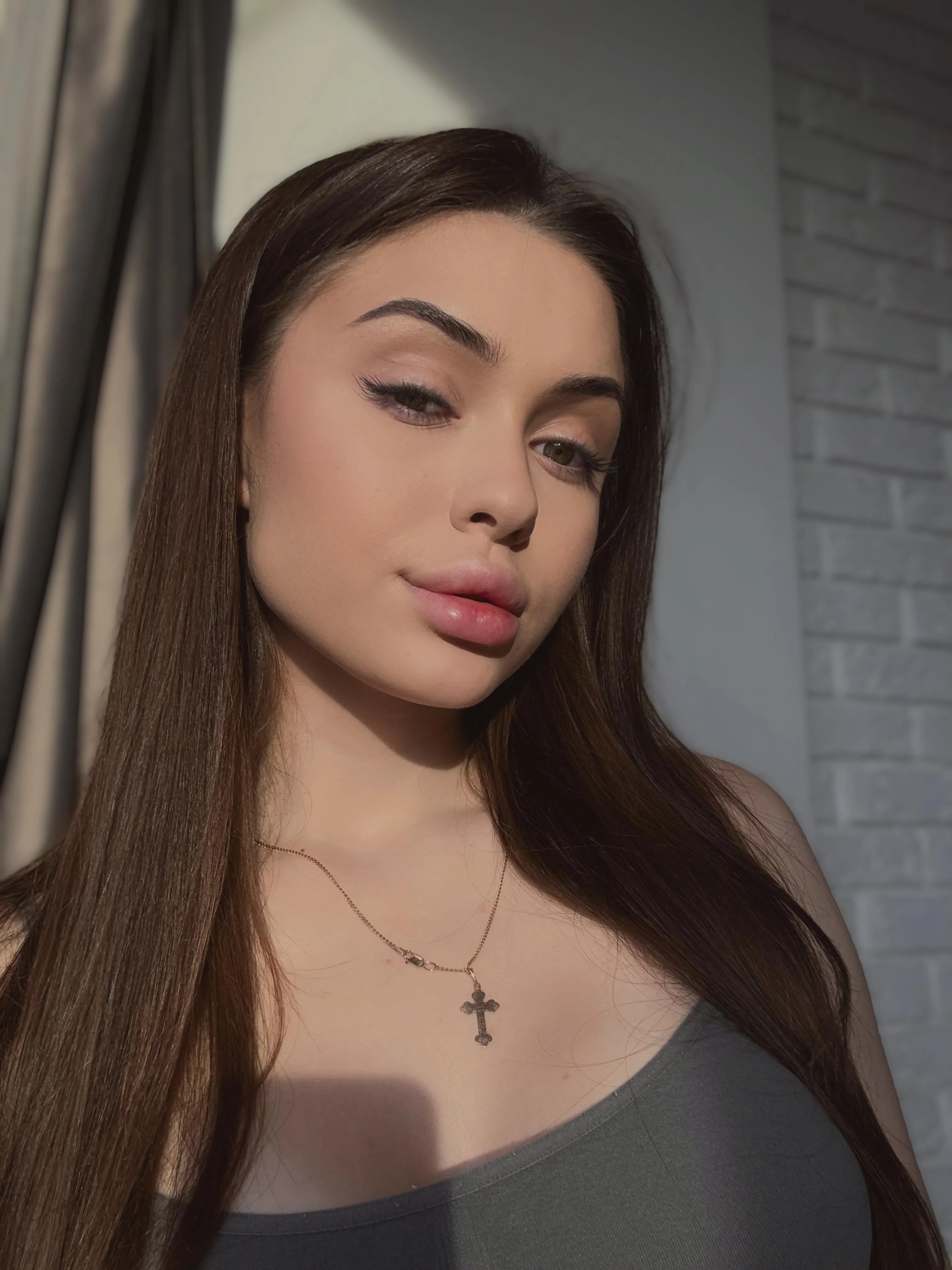 the sunshine kisses my body