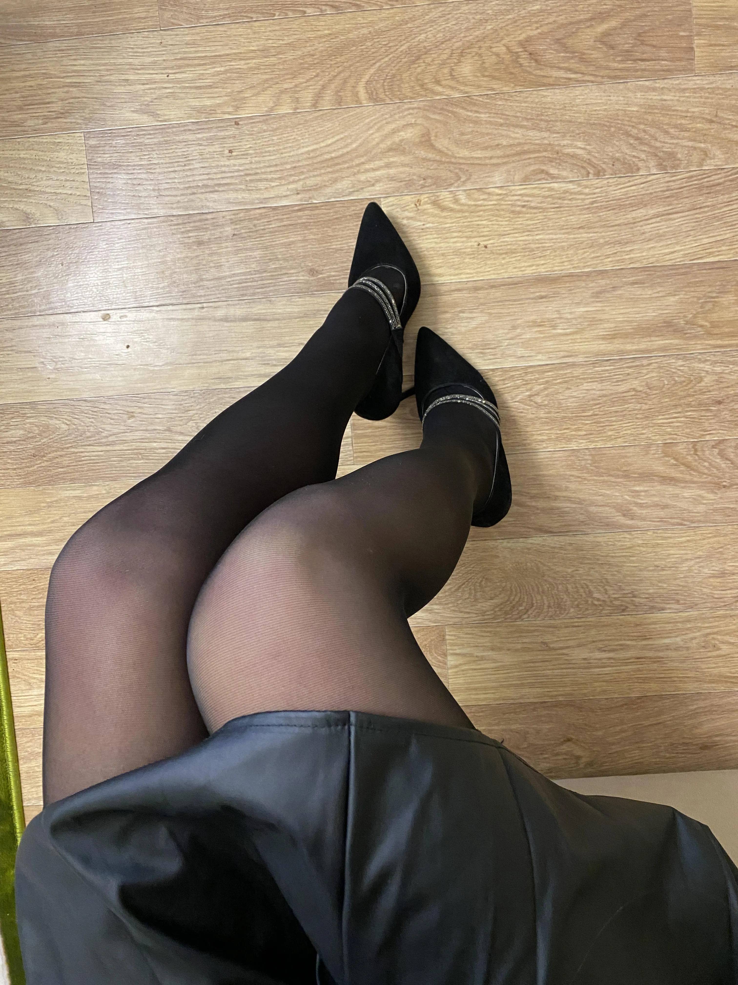 Will u fuck me in these pantyhose? Type YES, and I’ll send some hot pic