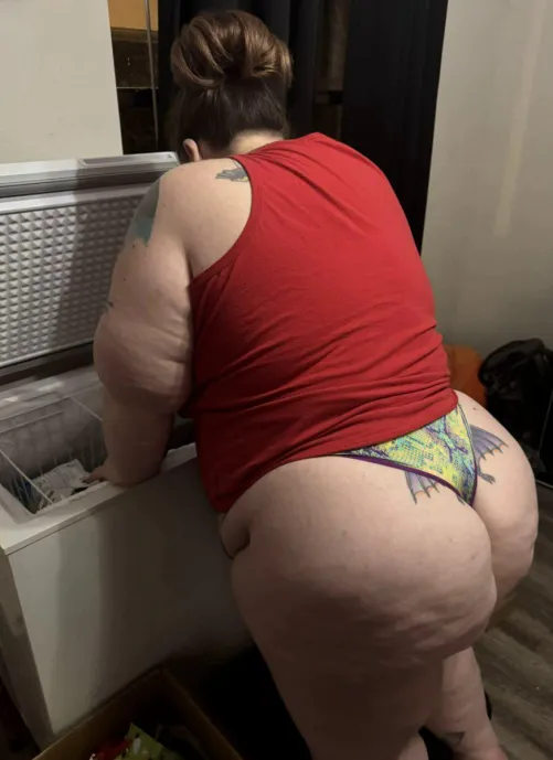 Hot MILF with a thick ass.