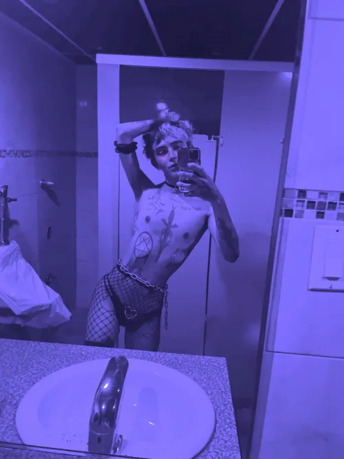 I rly rly rly wish someone would creampie me in the bathroom at my club ;3