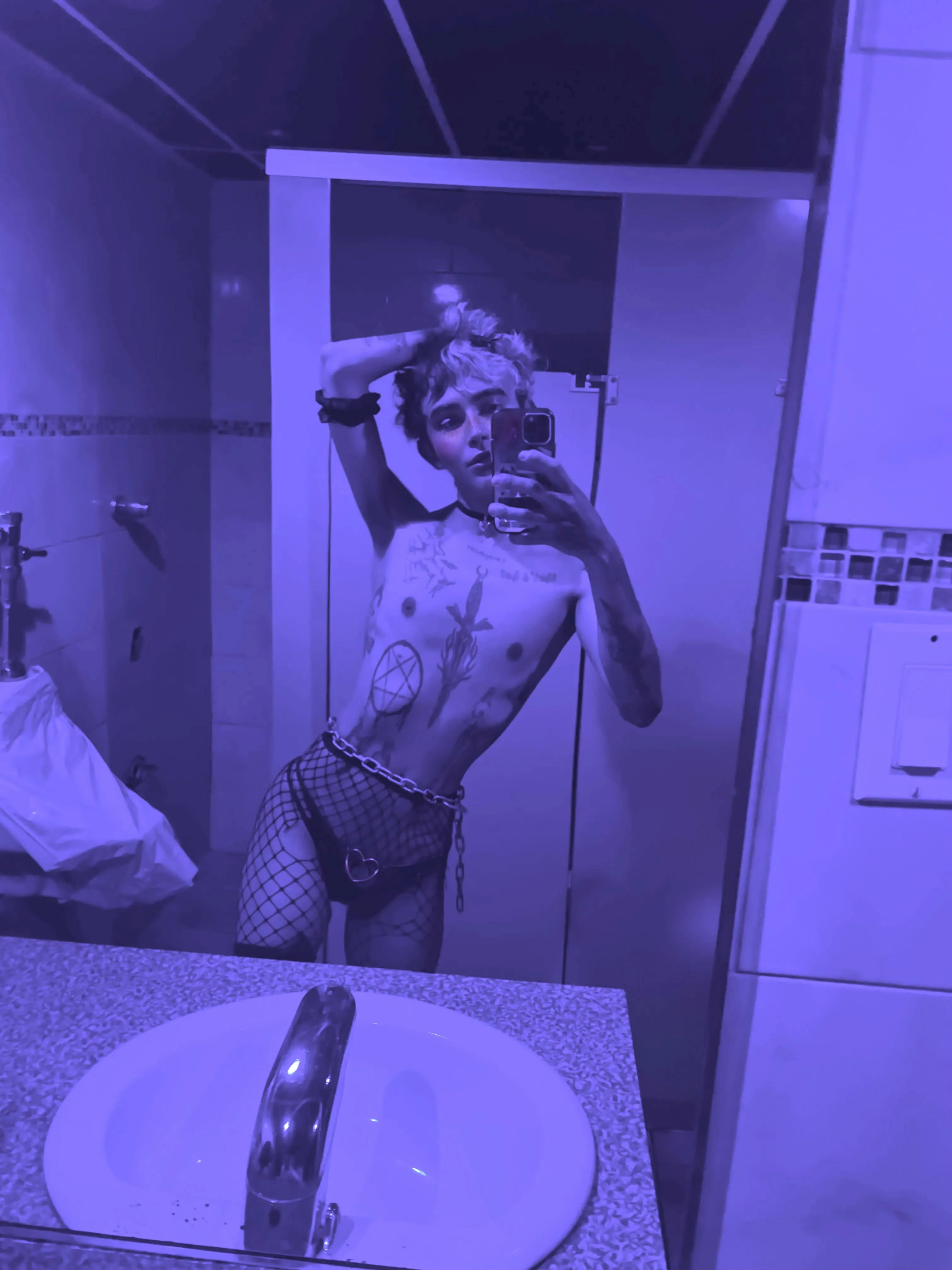 I rly rly rly wish someone would creampie me in the bathroom at my club ;3