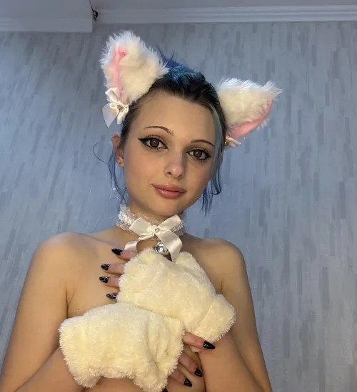 This cat is pale-faced, smiles sweetly, but look how big her claws are