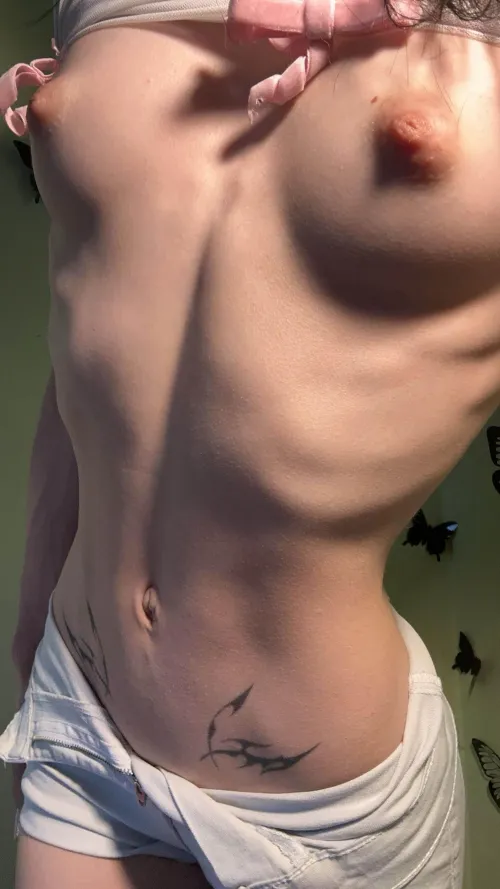 Tight, toned and teasing effortlessly. 18F