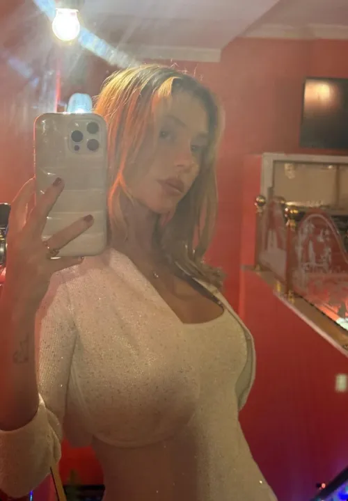 Ester | mirror selfie | IG | 2024 