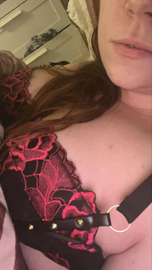 Female,25, horny wanting a daddy to call